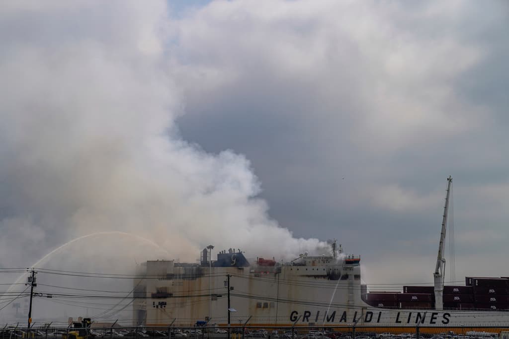 El fuego se expandió con rapidez a los pisos 11mo y 12mo, y dos de los bomberos se perdieron cuando el equipo tuvo que retroceder por el intenso calor, explicó en una conferencia de prensa el jefe de bomberos Rufus Jackson.
