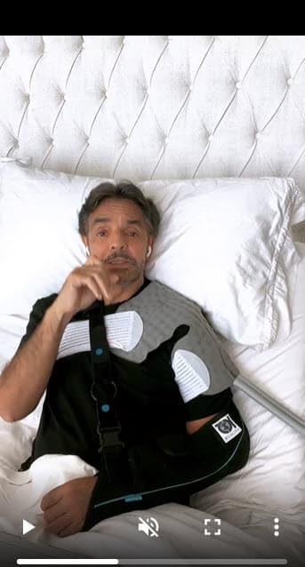 En agosto pasado, el actor se multifracturó el hombro tras una caída que sufrió durante un juego de realidad virtual con
<b><a href="https://www.univision.com/famosos/vadhir-reaccion-estatua-eugenio-derbez-vandalizada" target="_blank"> su hijo Vadhir. </a></b>
<br>
