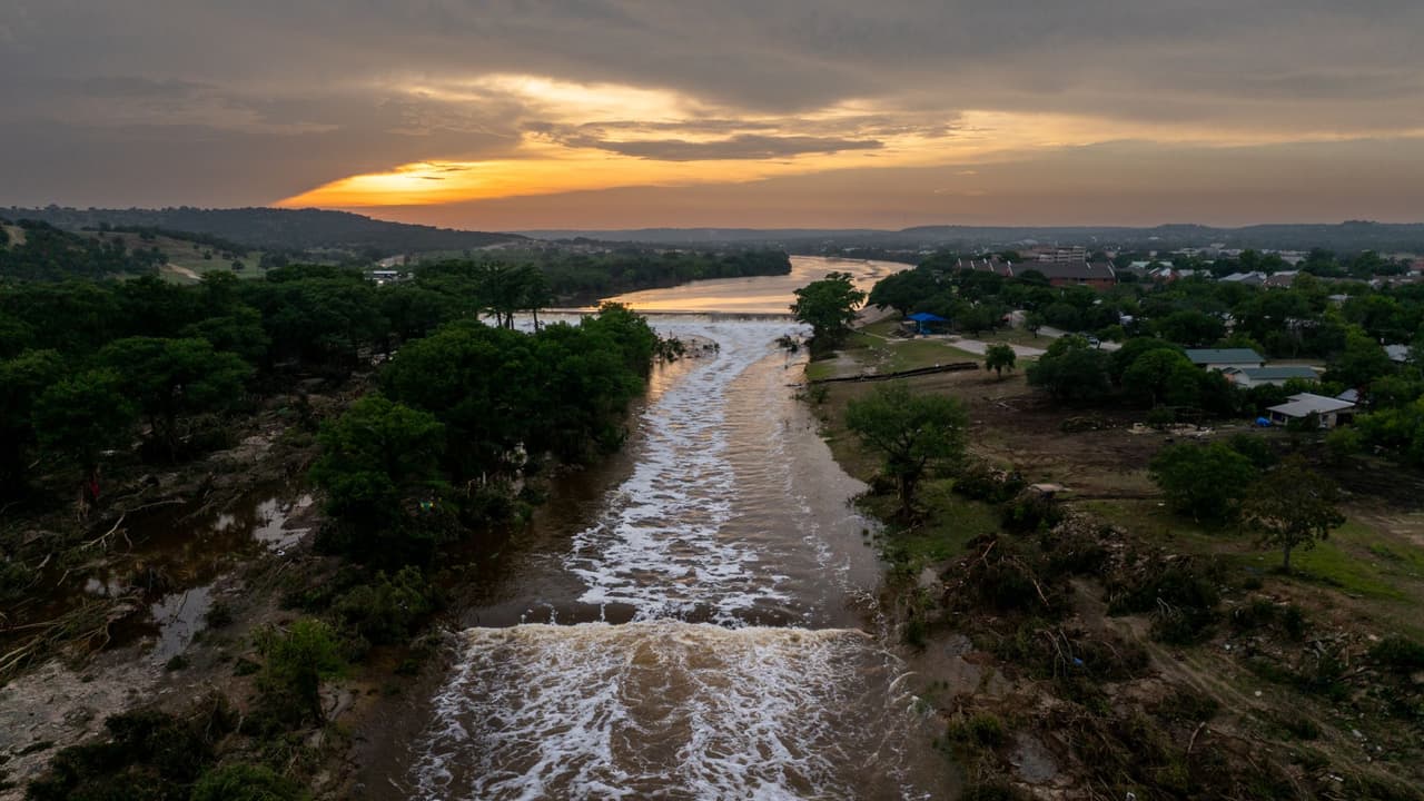 ¿Qué causó las inundaciones repentinas en el centro de Texas? Te explicamos