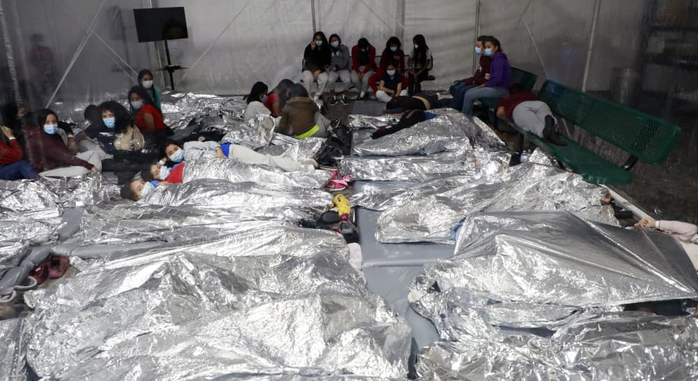 Este centro en Donna fue abierto el 9 de febrero. En 
<a href="https://www.cbp.gov/newsroom/national-media-release/cbp-announces-opening-temporary-processing-facility-donna-texas" target="_blank">su comunicado</a>, CBP explicaba que las instalaciones tenían temperatura controlada y que esperaban poder instalar espacios para comer, dormir y para la higiene personal. Fue pensado para ampliar la capacidad del sector del Valle del Río Grande en momentos en que el flujo migratorio aumentaba sin freno y una instalación de procesamiento de migrantes en McAllen era remodelada.