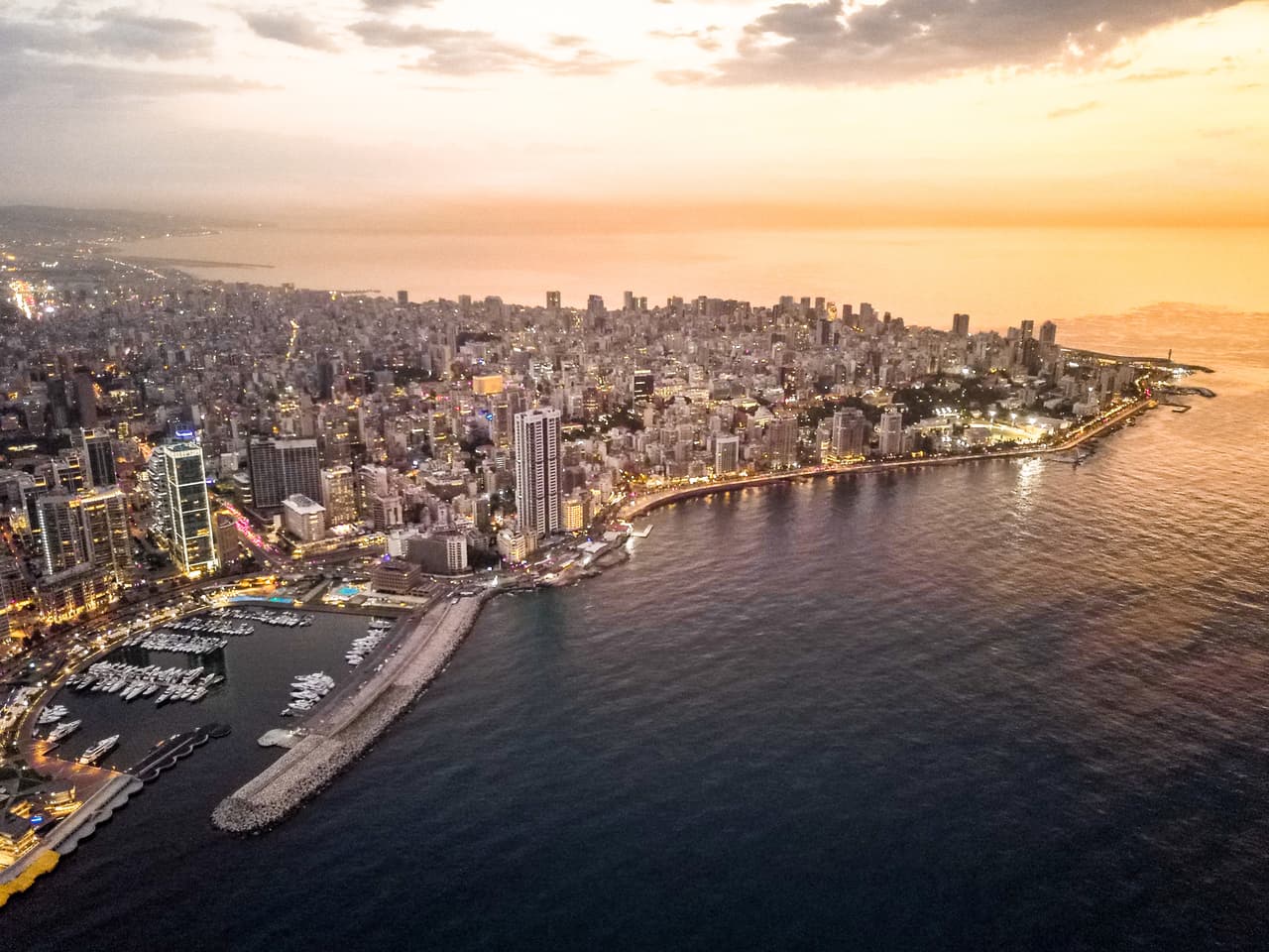 <h3 class="cms-H3-H3">4. Beirut, Líbano</h3>
<br>
<br>El numeroso y diverso arte callejero de sus arterias hacen de esta ciudad un sitio llamativo para cualquiera. Además, a pesar de que durante muchos años no era considerado como un sitio seguro, 
<b>muchos activistas amantes de las bicicletas han hecho valiosos esfuerzos para generar un contexto mucho más de <a href="https://www.univision.com/temas/seguridad">seguridad </a>con la finalidad de que los visitantes tengan tardes de alegrías inolvidables. </b>Gracias a esta dinámica, el hashtag #BeirutByBike ha estado muy presente en la red social con fotos de personas disfrutando de un paseo por la Corniche bordeada de palmeras, el impresionante paseo marítimo de la ciudad.
<br>