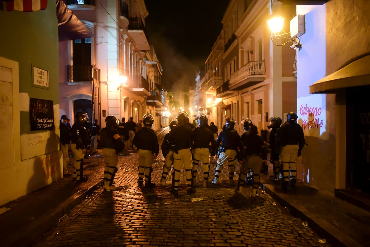 Agentes de la policía hacían guardia en las calles del Viejo San Juan. 
<br>