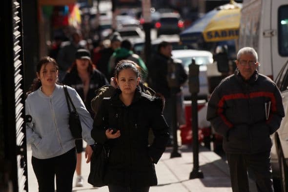 Más de un tercio (35 por ciento) de los latinos elegibles y sin seguro no se graduaron de la preparatoria, más de la mitad (58 por ciento) sí se graduaron de la preparatoria, y un 7 por ciento adicional se graduaron de la universidad.