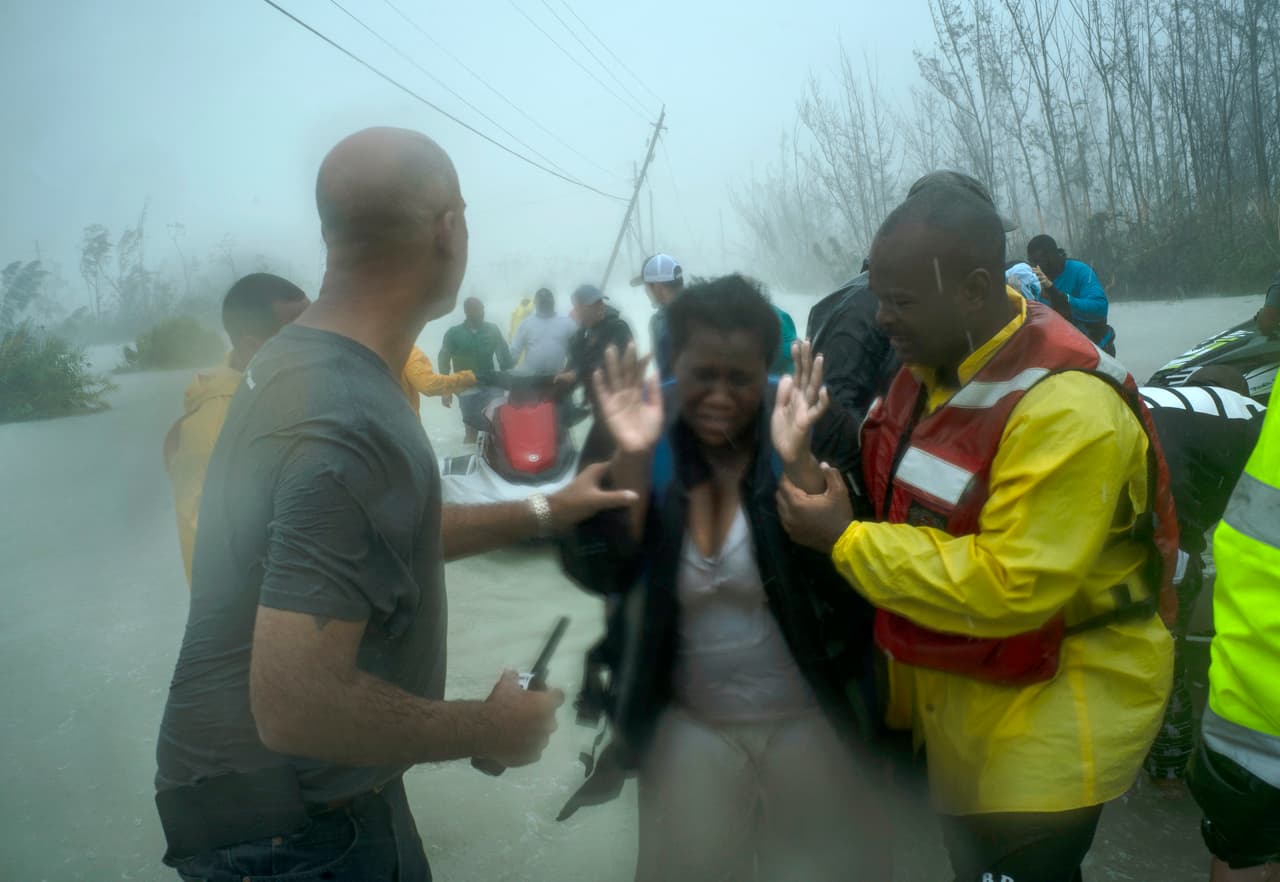 Los voluntarios en Freeport han rescatado a varias familias y las han puesto a salvo en botes. 
<br>