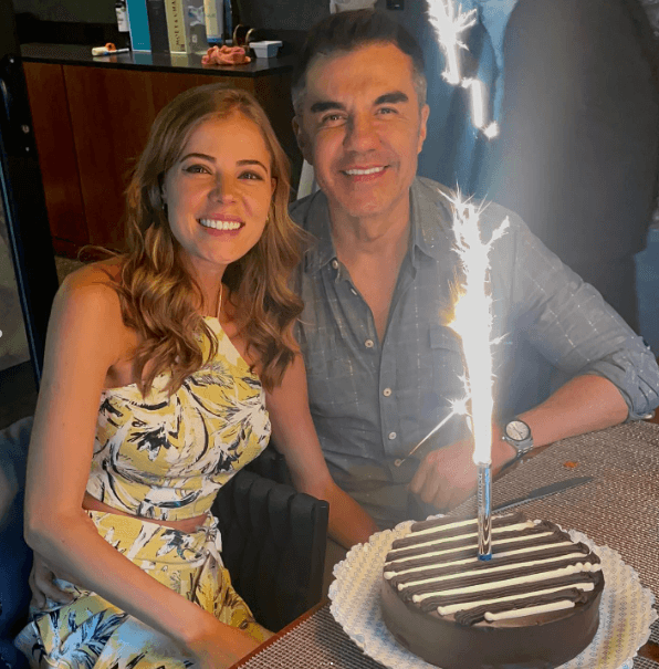 En otra de las fotografías, la feliz pareja posa con el tradicional pastel de cumpleaños. 
<br>