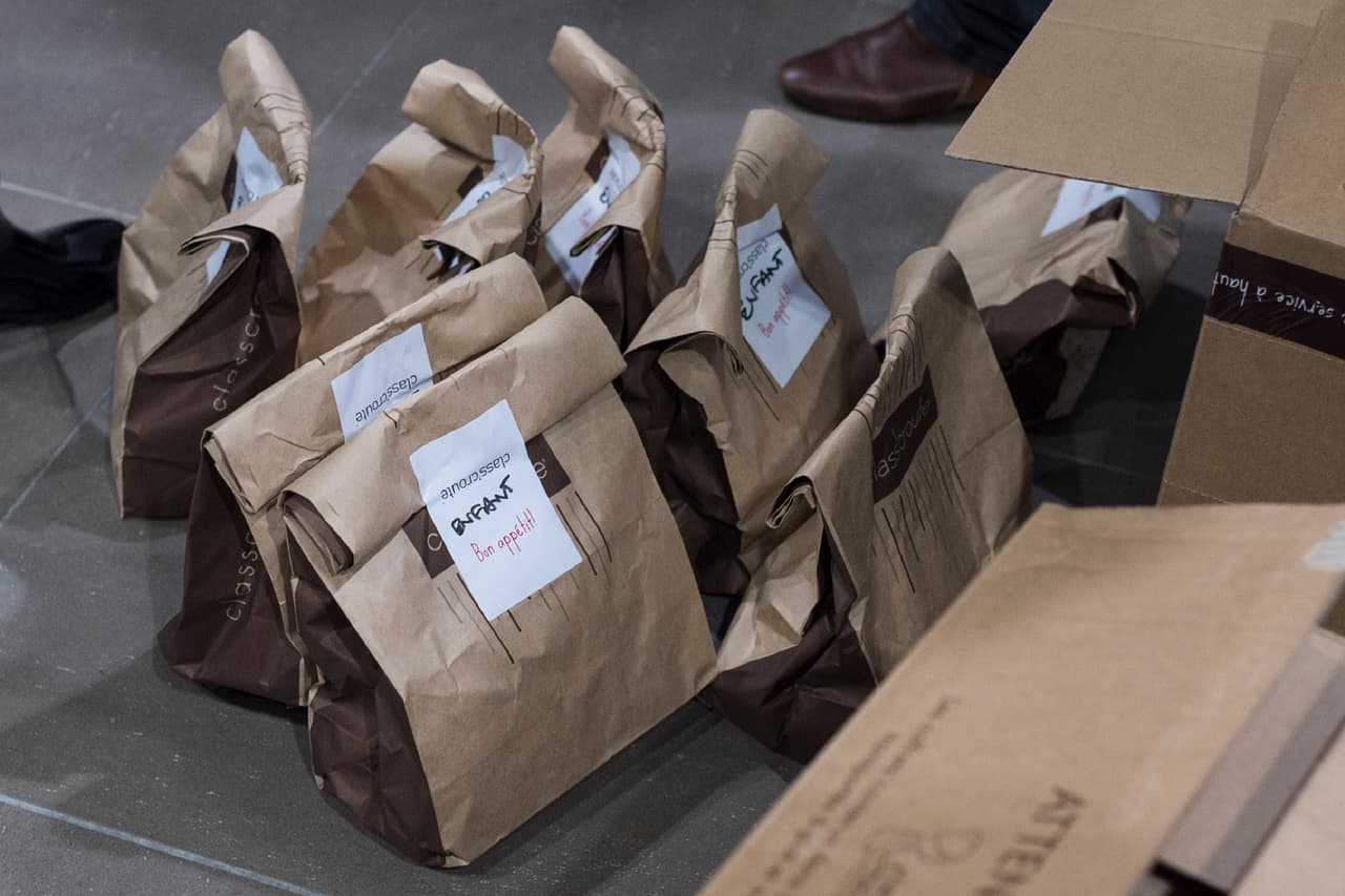 De acuerdo con información del Distrito Unificado Escolar de San Bernardino las comidas son totalmente gratis para los estudiantes debidamente inscritos, y se entregarán los lunes y miércoles entre las 8 a 11 a.m en las siguientes escuelas: