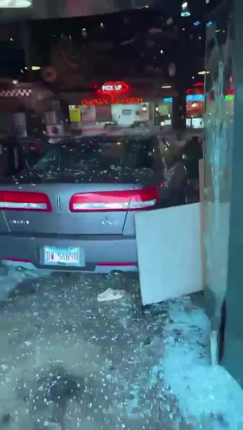 Testigos dentro y fuera del restaurante relataron escenas de confusión y desesperación. Algunos pensaron que había explotado la cocina. Clientes y empleados salieron en estado de shock tras el impacto.
<br>
<br>"Fue durísimo, y me imagino a las personas ahí adentro. Los trabajadores de Portillo 
<b>salieron llorando, salieron desesperados</b> " , comentó Mairry Colina, testigo del accidente.