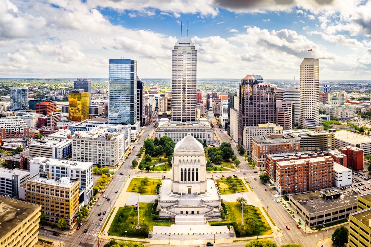 <h3 class="cms-H3-H3">21. Indiana</h3>
<br>
<br>🏘️ Población: 6,805,985 habitantes.
<br>
<br>🏘️ Esperanza de vida: 76.5 años.
<br>
<br>🏘️ Ingreso promedio por familia: $62,743
<br>
<br>🏘️ Valor promedio de la vivienda:$182,400
<br>
<br>🏘️ Costo de la vida representado como el porcentaje del total del ingreso promedio por familia: 15.2%
<br>
<br>🏘️ Tasa de desempleo (agosto 2022): 3.1%
<br>
