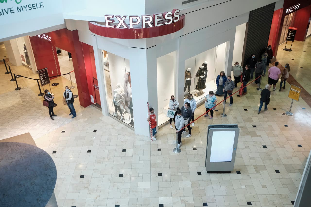 <b>Conéctese con seguridad: </b>compre a través de una conexión Wi-Fi confiable. Evite realizar compras en redes públicas por el riesgo de compartir su información bancaria con otras personas. 
<a href="https://www.ncdps.gov/es/blog/2020/11/25/en-esta-temporada-de-celebraciones-compre-en-forma-segura" target="_blank">Vea aquí más consejos del Ncdps para comprar de manera segura.</a>