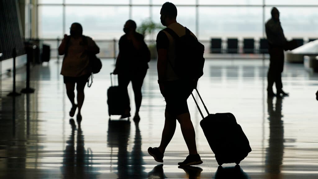Los extranjeros que no sean residentes permanentes en Estados Unidos y no estén vacunados no podrán entrar al país, con algunas "excepciones muy limitadas", recuerdan las directrices publicadas por la 
<a href="https://www.univision.com/temas/casa-blanca">Casa Blanca</a> y los Centros de Control y Prevención de Enfermedades (CDC, en inglés).
<br>