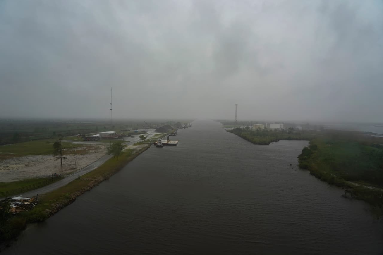 Esta semana 
<b>marcó la sexta vez de la temporada actual que Louisiana se ha visto amenazada por tormentas tropicales o huracanes.</b> Las nubes oscuras sobre el Refugio Nacional de Vida Silvestre Cameron Prairie se acentúan mientras dejan caer la lluvia.
<br>