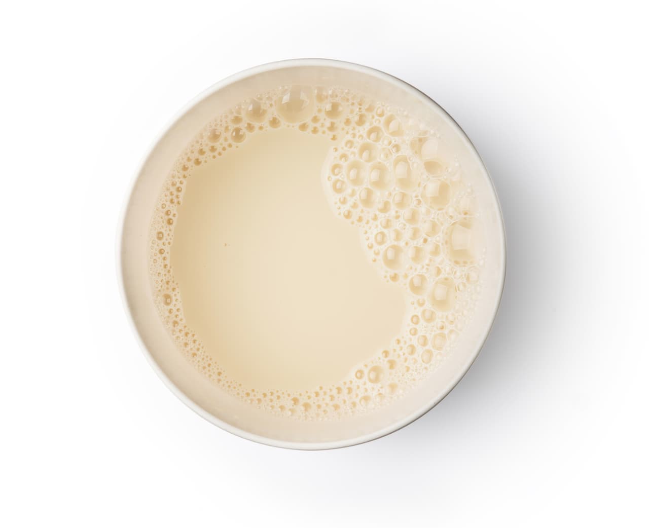 Algunos fabricantes 
<b>fortifican las <a href="https://www.univision.com/shows/primer-impacto/si-no-te-gusta-la-leche-tambien-puedes-obtener-el-calcio-que-necesitas-de-los-vegetales-video">leches vegetales</a></b>, pero no está claro que estos nutrientes añadidos, sobre todo calcio, se absorban y se usen de forma tan eficiente como los que están naturalmente presentes en los alimentos.