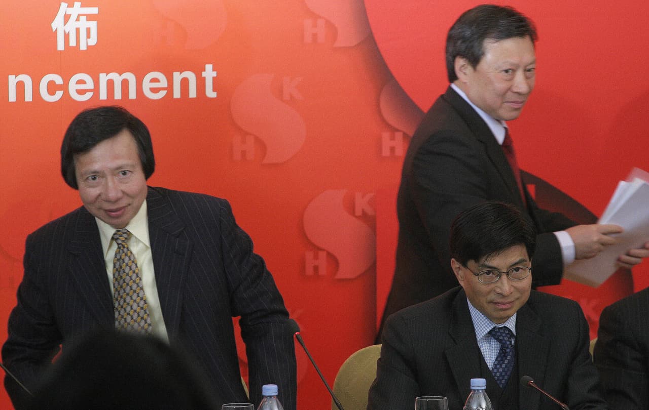 <h3 class="cms-H3-H3">13. La familia Kwok</h3>
<br>
<br>Kwok Tak-seng estableció una compañía de bienes raíces llamada Sun Hung Kai Properties en 1963. Kwok decidió incursionar en todos los sectores del negocio inmobiliario, desde residencial hasta comercial y actualmente la familia tiene una fortuna de 34,000 millones de dólares. 
<br>
<br>Cuando falleció en 1990, su empresa pasó a manos de su hijo mayor, Walter, quien aparece a la izquierda de la fotografía.
<br>