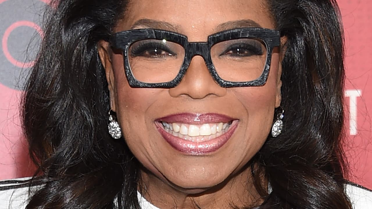 <b>Oprah Winfrey, empresaria de medios de comunicación, tiene un patrimonio de 2,900 millones de dólares. </b>Una personalidad de la televisión estadounidense que fue actriz y presentadora hasta que en 2011 fundó OWN, su propia red de televisión. Aunque su televisora tuvo en 2016 los mejores números de su historia, la mayor parte de la riqueza de Winfrey se deriva de los años con su talk show. Ahora posee un 10% de la empresa de nutrición Weight Watchers. 
<br>