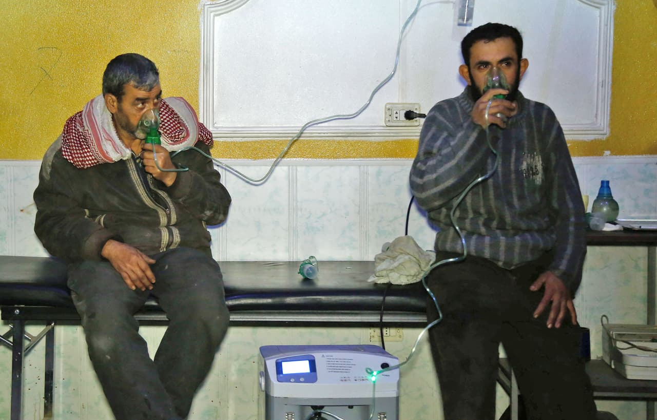 Los pacientes, según los organismos de socorro, mostraron signos de "dificultad respiratoria, cianosis central, espumación excesiva por vía oral, quemaduras de la córnea y la emisión de olor similar al cloro".