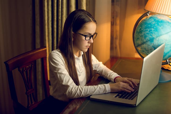 La verdadera relación entre las pantallas, los libros y la miopía