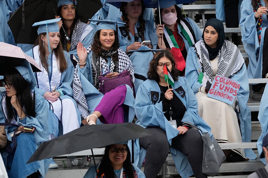 Los candidatos a graduación llegaron con símbolos, mensajes e imágenes que expresaban su sentir en un día tan importante en sus vidas. Hubo críticas que leían que "Columbia costea el genocidio".