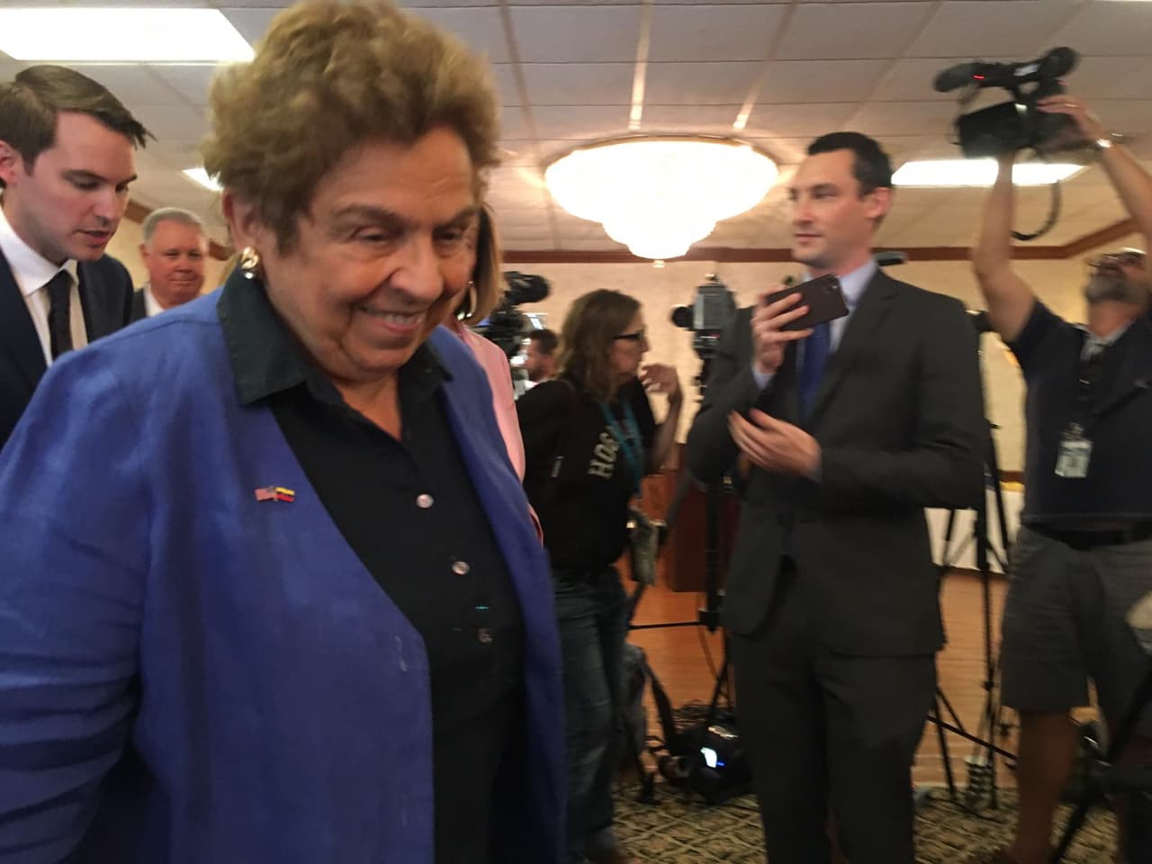“Trump y los republicanos hablan mucho, pero a la hora de cumplir sus promesas no han hecho nada tangible por Venezuela. Nosotros en el Congreso cumplimos nuestra promesa y apoyamos el TPS para los venezolanos”, comentó la representante Donna Shalala. 
<br>
