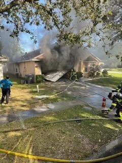 Un garaje se incendió y las llamas consumieron tres vehículos, incluyendo una motocicleta, en Riverview, en la Bahía de Tampa. El fuego se originó la tarde del 8 de octubre cuando el residente de la vivienda cambiaba la bomba de gasolina de uno de los automóviles. El Departamento de Bomberos del condado Hillsborough acudió a sofocar las llamas y no se reportaron personas lesionadas.