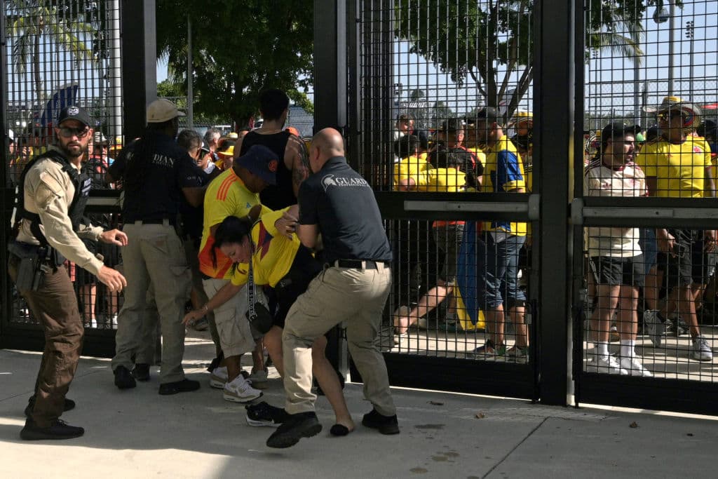Hombres y mujeres intentaron de todos modos entrar al estadio, donde se anticipaba además la actuación de la cantautora colombiana 
<b><a href="https://www.youtube.com/watch?v=rwZplCXKtV4" target="_blank">Shakira</a></b>, durante el medio tiempo.