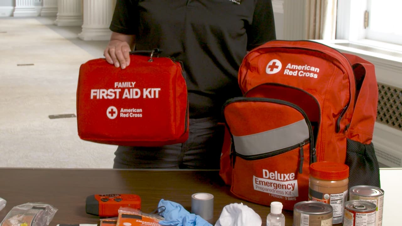 Prepare un kit de suministros de emergencia para cada persona, según la recomendación de la Cruz Roja Estadounidense.