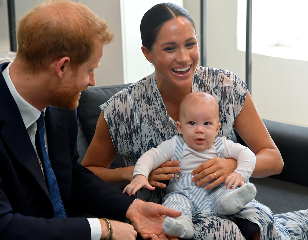 Los 
<b><a href="https://www.univision.com/famosos/es-oficial-el-principe-harry-y-meghan-markle-se-apartan-de-la-casa-real-britanica-fotos">planes del príncipe Harry y su esposa Meghan Markle</a></b>, de retirarse de la primera fila de la monarquía brit´anica, en busca de su 
<b>independencia financiera</b>, han recibido este lunes la aprobación de 
<b>la reina Isabel II, </b>tras una reunión de poco más de dos horas.