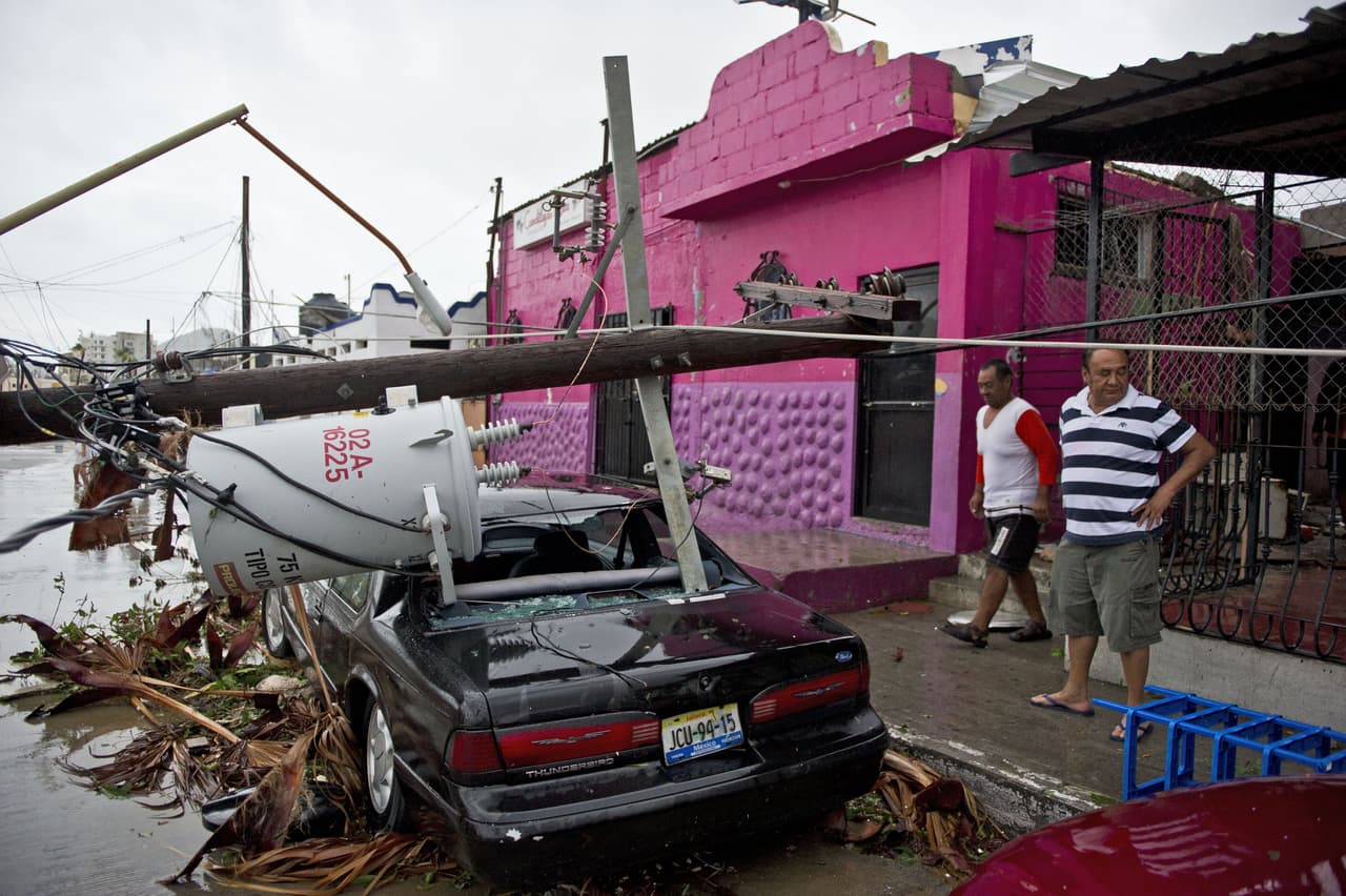 <b>8. Estaciona tu vehículo lejos de árboles altos, líneas eléctricas. </b>Así evitarás daños severos por impactos por la caída de ramas y postes afectados por la tormenta. También es importante estacionar el vehículo a 15 centímetros de la acera para dejar espacio a las corrientes de agua, sin bloquear las bocas de desagüe. Por otro lado, si tu casa se encuentra en una zona segura y tiene garaje, estaciona el auto allí. Los garajes se utilizan mucho como espacio para almacenar objetos, pero en este tipo de escenarios es importante darle uso precisamente para lo que fue hecho.