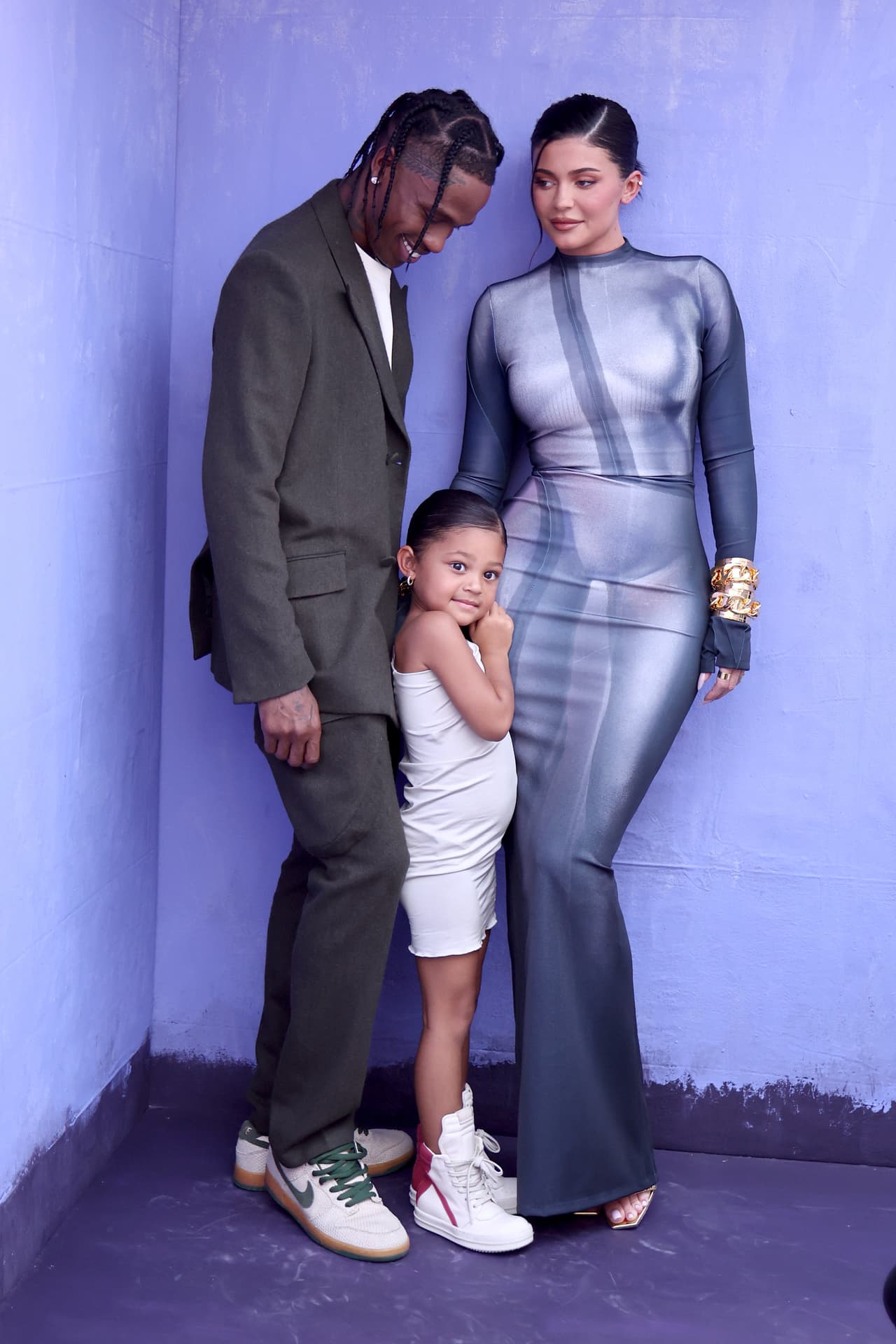 El 15 de mayo del 2022, Stormi Webster se robó las cámaras de los Billboard Music Awards al hacer su tercera aparición en una alfombra roja. Su look consistió en un vestido blanco con un tirante al hombro, tenis blancos y pequeños aretes.