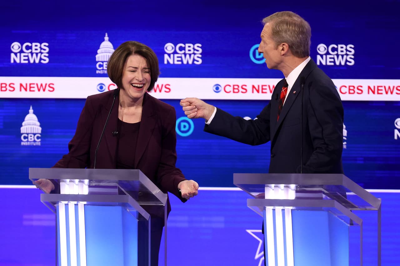 La senadora Klobuchar criticó, igual que lo ha hecho Warren, que el presidente haya hecho recortes en programas de salud que ahora podrían estar afectando la respuesta del país a la propagación del nuevo 
<b><a href="https://www.univision.com/temas/coronavirus">coronavirus</a></b>. "Como presidente coordinaría para estar mejor preparados para otra pandemia"
<b>,</b> dice al asegurar que invertiría más en educación. El multimillonario 
<a href="https://www.univision.com/noticias/politica/el-ambientalista-multimillonario-tom-steyer-el-ultimo-en-entrar-en-una-concurrida-contienda-presidencial">Tom Steyer</a> fue el que menos participación tuvo en el debate, con poco más de 7 minutos, frente a 13 de Klobuchar y más de 15 de Sanders.