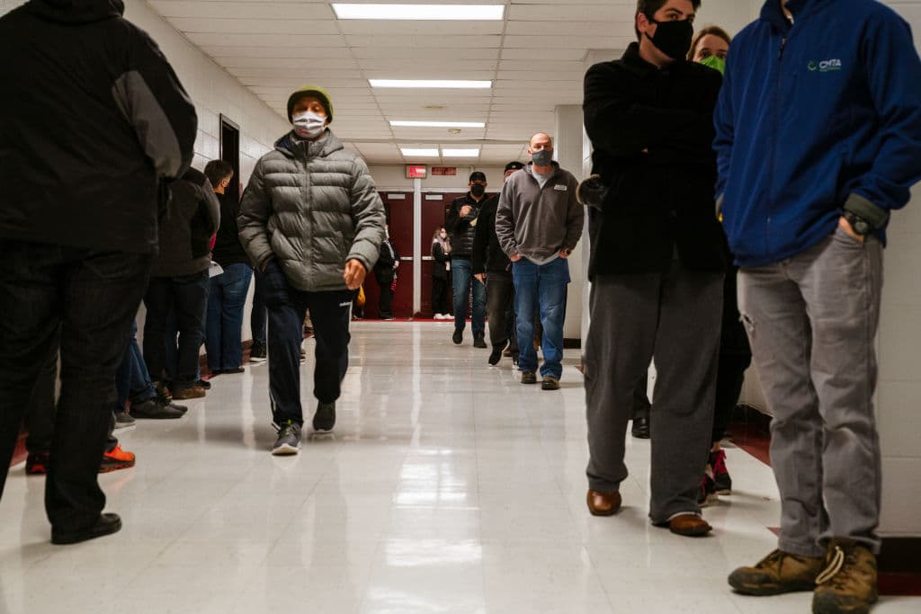 Desde primera hora de este martes, los votantes ya hacían fila en la escuela secundaria Ballard de Louisville, en Kentucky, para ejercer su voto en unas elecciones marcadas por una pandemia y una sociedad cada vez más dividida y polarizada.