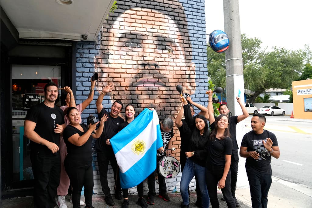 <h2 class="cms-H2-H2">Fiorito, el restaurante con mural de Messi </h2>
<br>Un mural de Lionel Messi saluda a los invitados cuando ingresan al restaurante argentino Fiorito, está mucho antes de que el ganador de la Copa del Mundo decidiera jugar para Inter Miami. “Messi, la mejor Milanesa de Miami te espera”, dice en la entrada.
<br>
<br>
<a href="https://goo.gl/maps/7P4A6ciYGMrTMUDz5" target="_blank">Fiorito, 5555 NE 2nd Ave, Miami.</a>
<br>