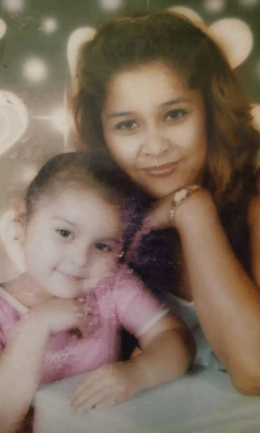 Teresa Aguilar también recordó a su hija con esta imagen familiar. Su actual esposo, Paul Robles, ha pedido públicamente que la mujer sea puesta en oración, porque 
<b>no tiene consuelo</b>.