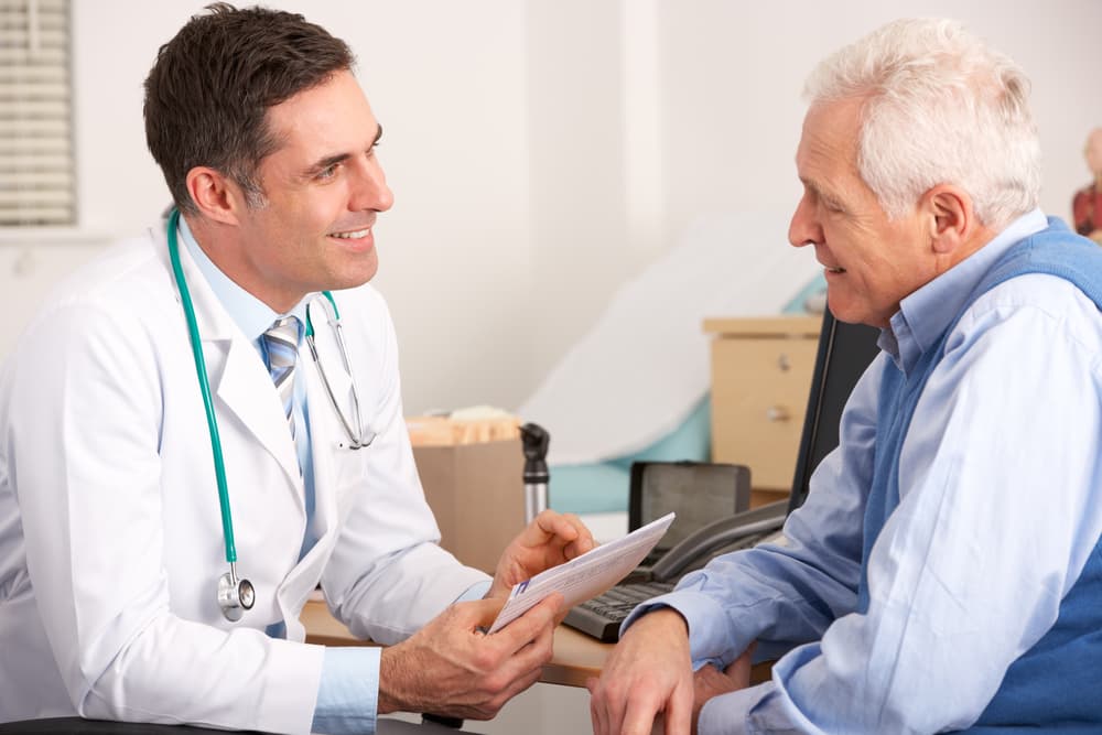 <b>12. Médicos: </b>ganan un salario de $235,630 al año.