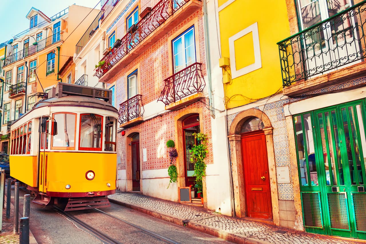 <b>Puesto 4. Portugal</b>
<br>
<br>Una pareja puede vivir sin lujos en una ciudad pequeña de este país con unos 2,500 dólares al mes. En urbes importantes como Lisboa, Oporto o Algarve esta cifra podría aumentar unos 500 dólares. 
<br>
<br>Portugal ofrece la belleza y la magia del ‘viejo mundo’, muchas millas de playas doradas, uno de los servicios de salud más eficientes y baratos, bajo costo de vida y seguridad.
<br>