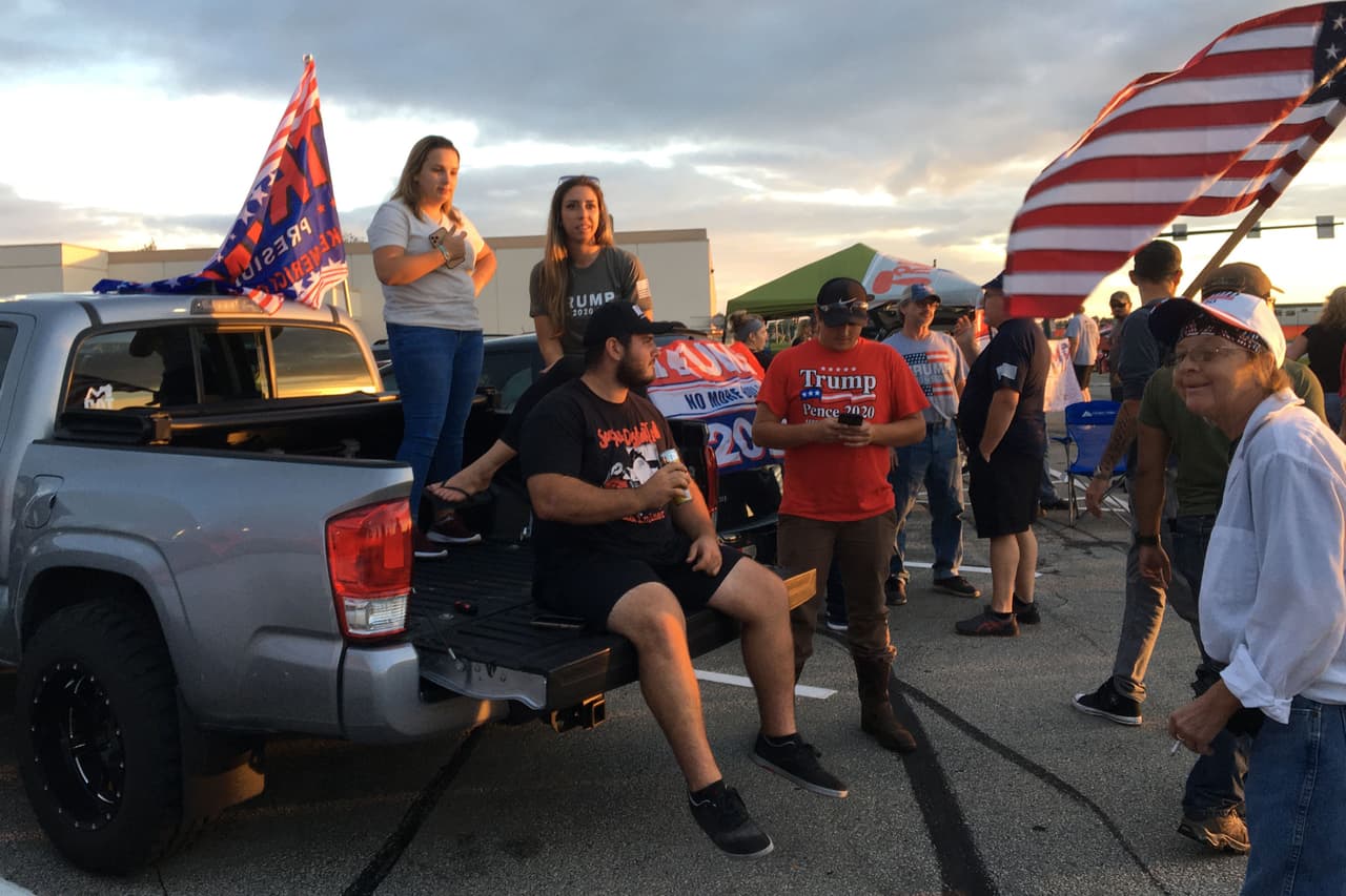 Estos son algunos de los partidarios del presidente de los Estados Unidos que no pudieron ingresar al lugar de la campaña porque estaba lleno, y escucharon su discurso sentados en su camioneta en un estacionamiento cerca del Aeropuerto Regional Arnold Palmer en Latrobe.