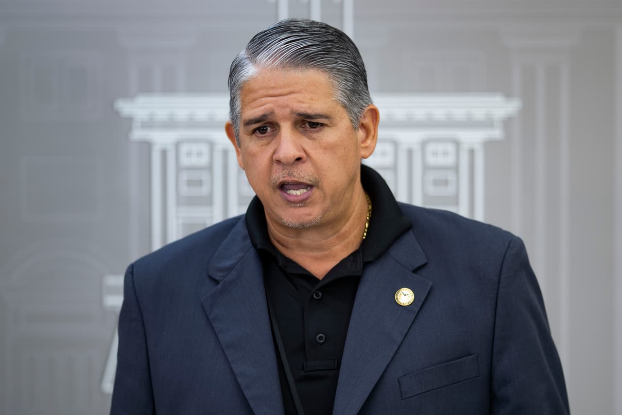 El primero en ser despedido de su cargo fue excomisionado del Negociado para el Manejo de Emergencias y Administración de Desastres (NMEAD) 
<a href="https://www.univision.com/local/puerto-rico-wlii/gobernadora-de-puerto-rico-despide-a-carlos-acevedo-tras-escandalo-de-presunto-desperdicio-de-suministros">Carlos Acevedo</a>. Trascendió que el almacén de Ponce era propiedad del NMEAD y se informó que la gobernadora ordenó una investigación que ya llegó al Departamento de Justicia.