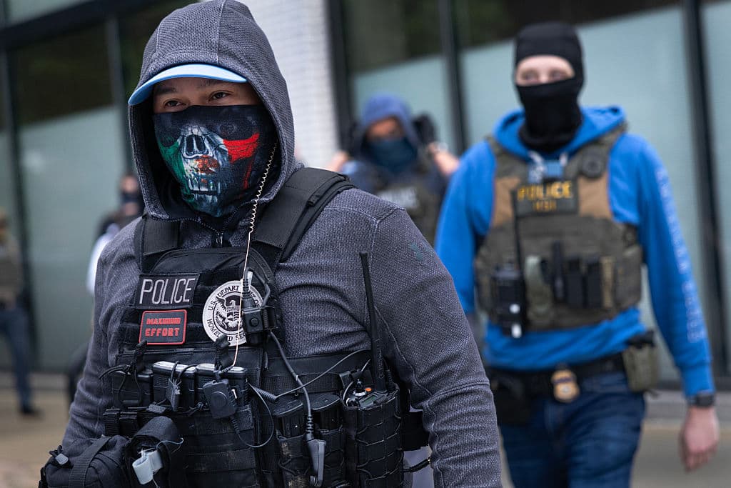 Un hombre entristecido decía no comprender 
<b><a href="https://www.univision.com/local/chicago-wgbo/familias-hispanas-consternadas-tras-los-arrestos-de-ice-en-chicago-no-nos-merecemos-esto-video" target="_blank">por qué eran tratados como criminales</a></b>, considerando que muchas personas, como él, llevan años en el país cumpliendo con sus obligaciones: “No entiendo, tengo 20 años viviendo acá. Pagamos taxes todos los días, pagamos impuestos. Esto no es justo. Todos los que estamos aquí tenemos familiares acá".