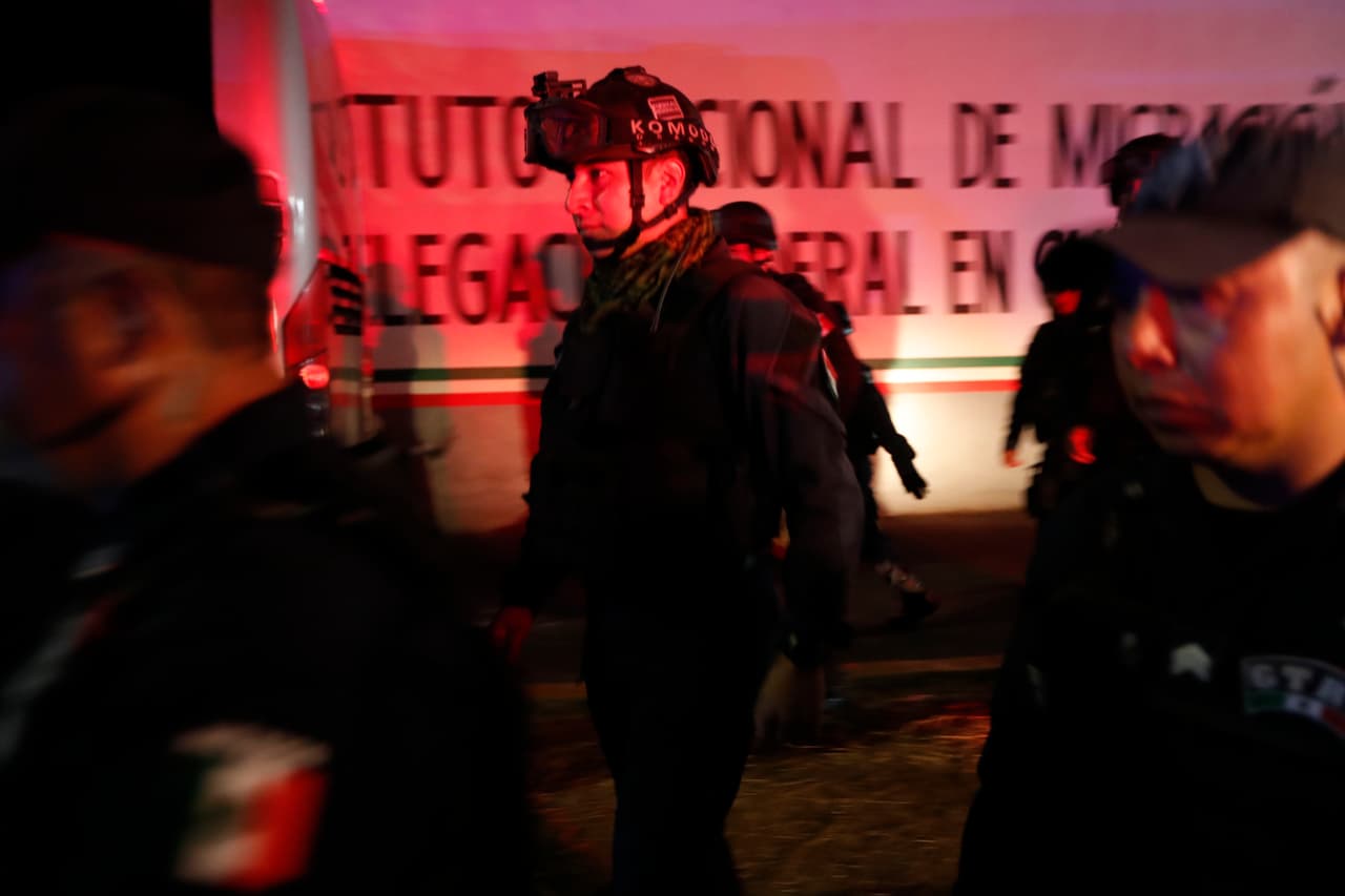 Unos 1,300 migrantes que se encontraban en la estación migratoria Siglo XXI de Tapachula, Chiapas, al sureste de 
<a href="https://www.univision.com/temas/mexico-city">México</a>, protagonizaron una
<b> fuga masiva</b> de las instalaciones en la noche del jueves.
<br>
