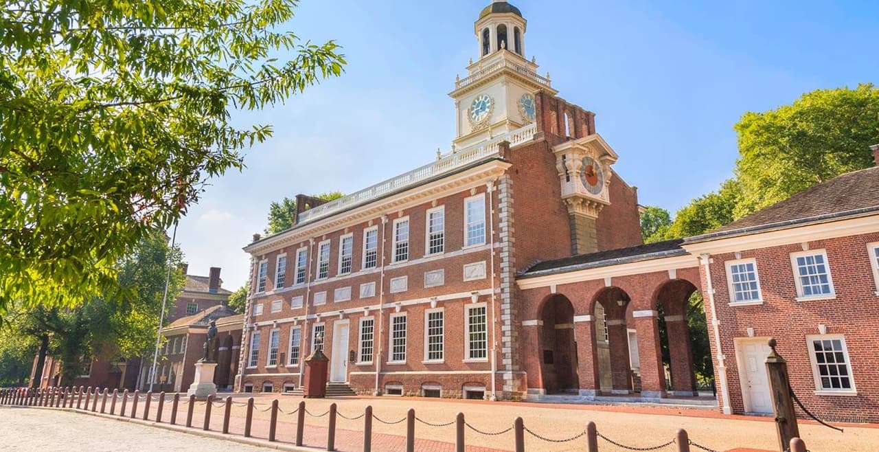 <b>Independence Hall</b>: Durante el verano de 1776, 56 hombres se reunieron en la Casa del Estado de Pensilvania y desafiaron al Rey de Inglaterra. Once años después, representantes de 12 estados se reunieron para dar forma a la Constitución de los Estados Unidos. Fiel a sus raíces, el Independence Hall, uno de los mayores símbolos de democracia de Estados Unidos, sigue siendo gratuito para el público, aunque se requieren boletos.