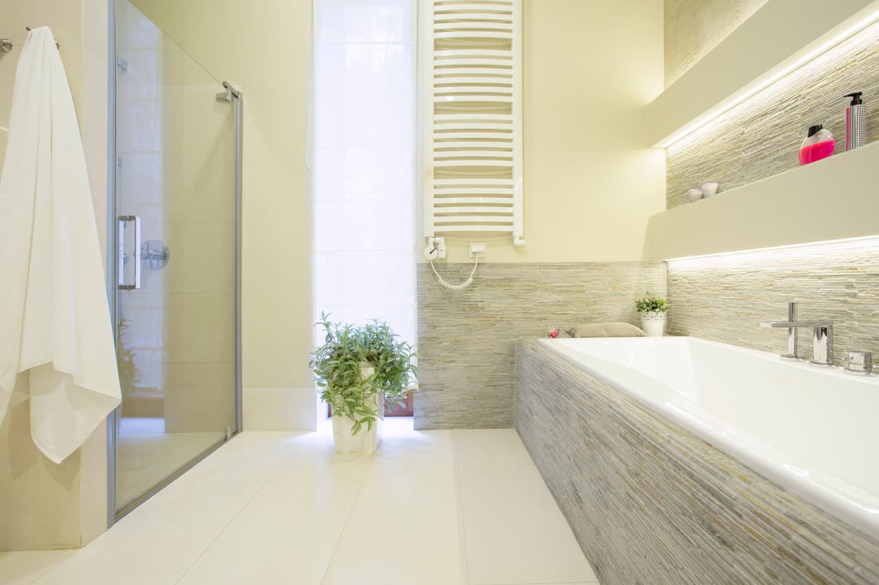 Esa visita que llega a tu casa posiblemente necesite usar el baño y por tanto debes decorarlo con colores alegres, pintura blanca en las paredes que denote limpieza y evita los olores fuertes de desinfectantes como el cloro, amoniaco y productos similares.