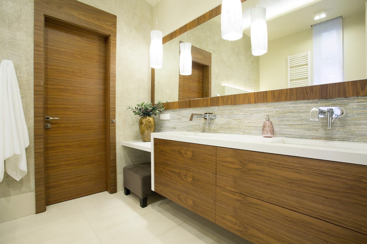 Esa visita que llega a tu casa posiblemente necesite usar el baño y por tanto debes decorarlo con colores alegres, pintura blanca en las paredes que denote limpieza y evita los olores fuertes de desinfectantes como el cloro, amoniaco y productos similares.