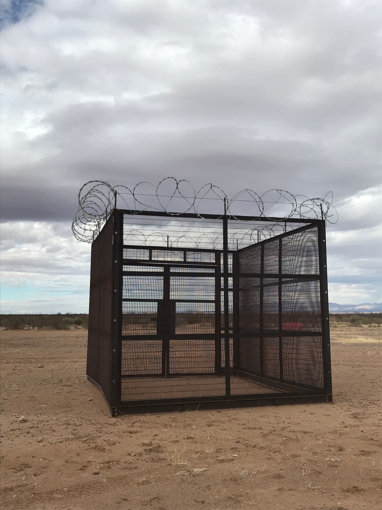 En la mitad del desierto se encontraron con esta especie de cárceles portátiles.