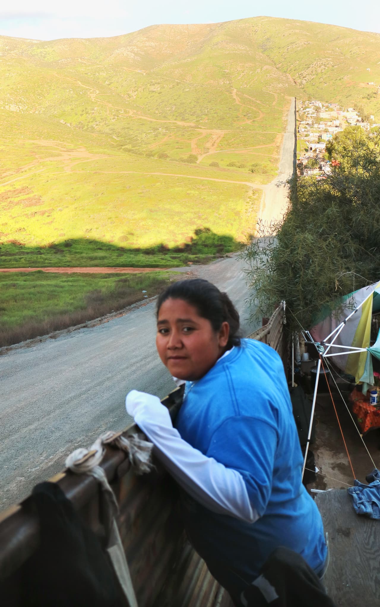 <b>6. Esta gente usa el muro como parte de las paredes de su casa. </b>El Nido de las Águilas, un barrio localizado en las montañas de Tecate, es una de las zonas con mayor pobreza del norte de México. Sin embargo, en los últimos años, los vecinos decidieron sacar provecho a su localización:
<b> <a href="http://www.univision.com/noticias/amexica/cuando-el-muro-es-tu-casa-los-mexicanos-que-quieren-que-permanezca-en-pie">el muro que pagó Estados Unidos para delimitar la frontera ha servido para construir sus casas.</a></b>