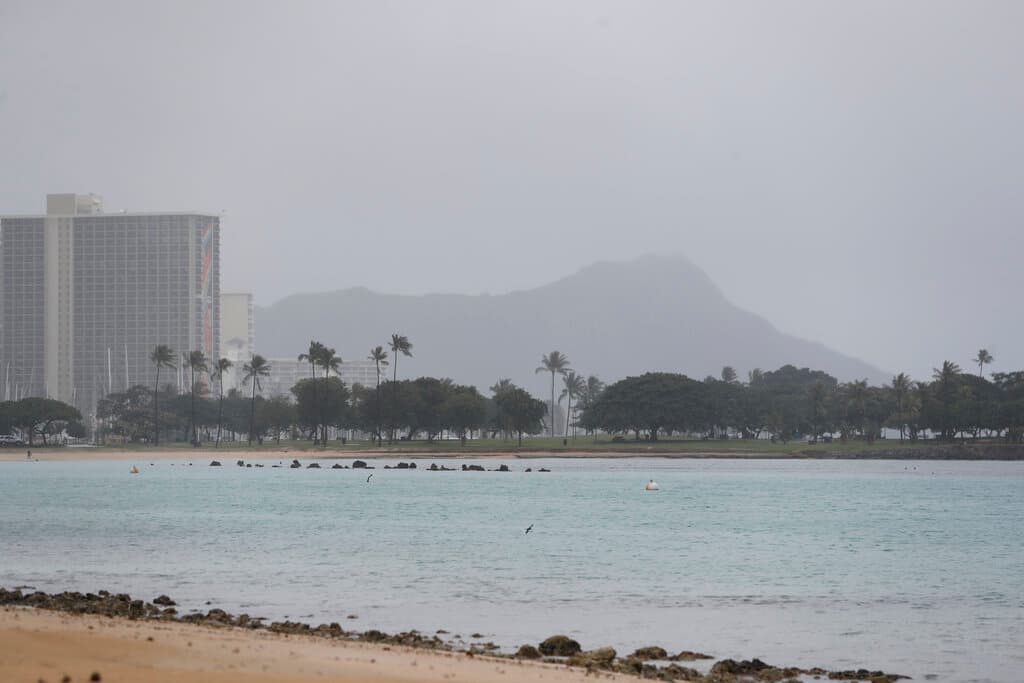 Aunque la lluvia ha creado condiciones potencialmente peligrosas, para algunos 
<b>la tormenta ayudará a recuperarse de la <a href="https://www.univision.com/local/arizona-ktvw/asi-luce-la-sequia-historica-en-el-oeste-de-estados-unidos-que-afecta-arizona-fotos">fuerte sequía</a> que azotó a Hawaii este año</b>. Más de la mitad del estado, el 56%, está bajo algún nivel de sequía y la mitad de Oahu estaba bajo sequía severa al 30 de noviembre, indica un reporte de CNN.