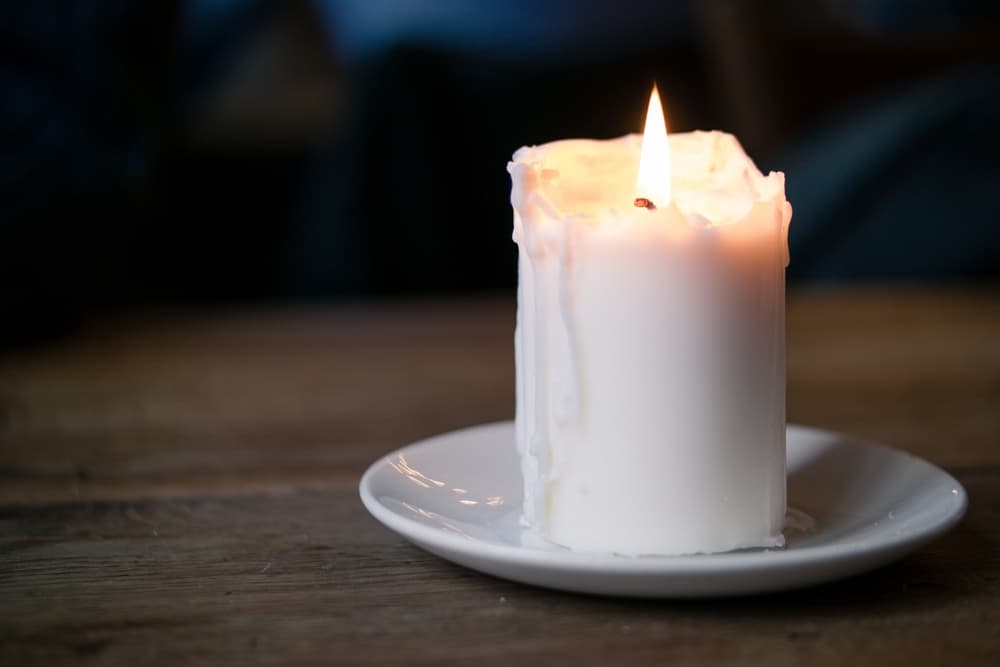 Las velas blancas son símbolo por excelencia de la pureza y lo bueno en el mundo. Serán un regalo, una ofrenda al Señor durante estos días religiosos.
