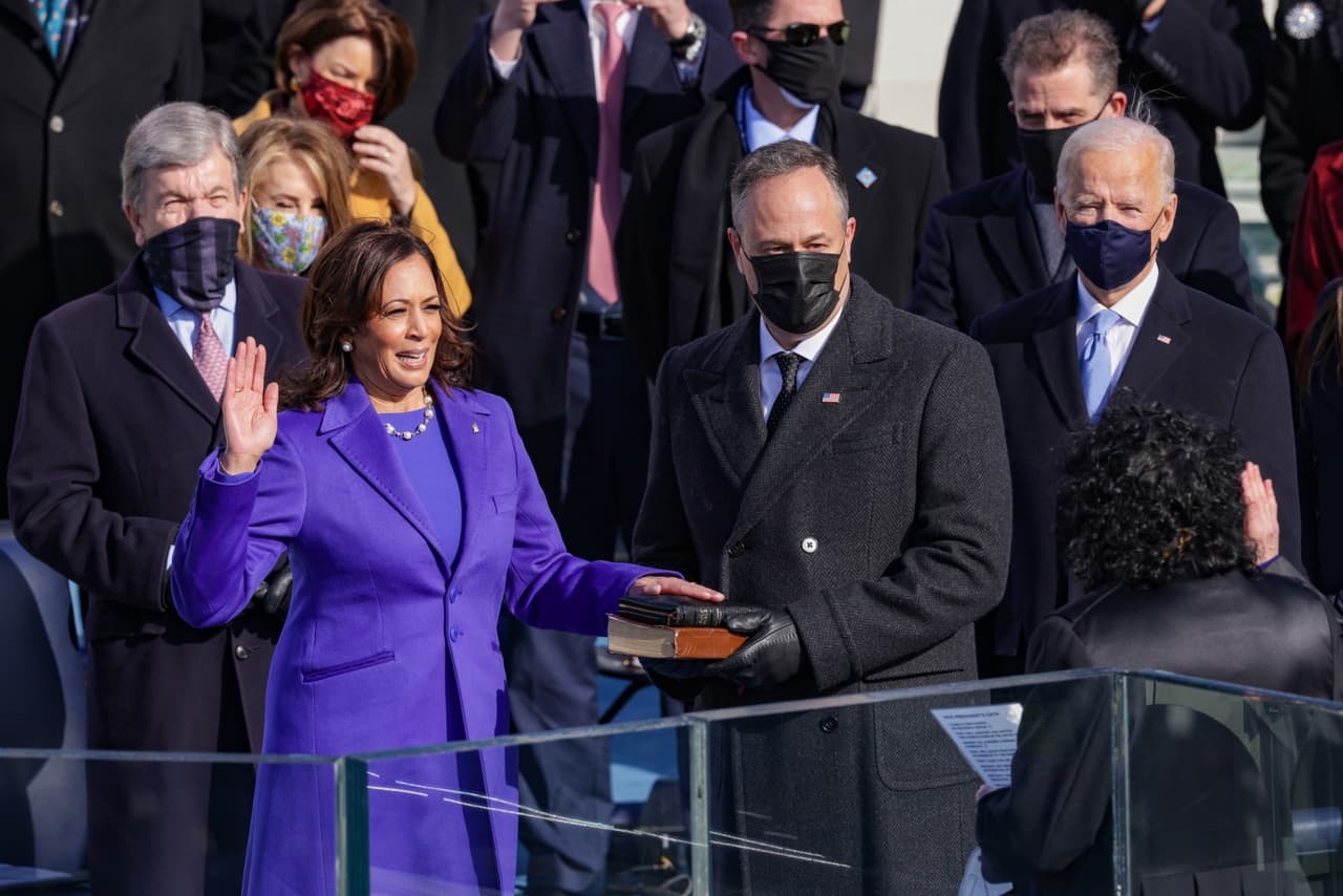 El momento en que Kamala Harris presta juramento con la magistrada Sonia Sotomayor, la primera jueza de la Corte Suprema de origen latino.