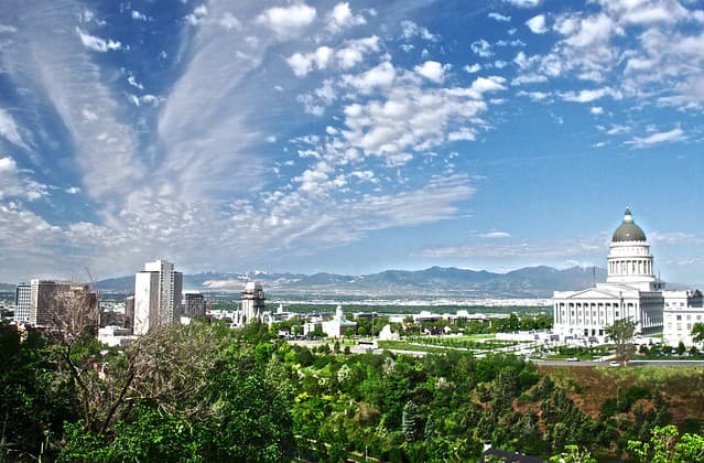 <b>Salt Lake City</b>, Utah, figura en el lugar 
<b>18</b>. El informe señala que 
<b>Pearl City,</b> en Hawaii, tiene la proporción más alta de la población de 65 años o más, que es 3.2 veces más alta que en Fontana, California.
<br>