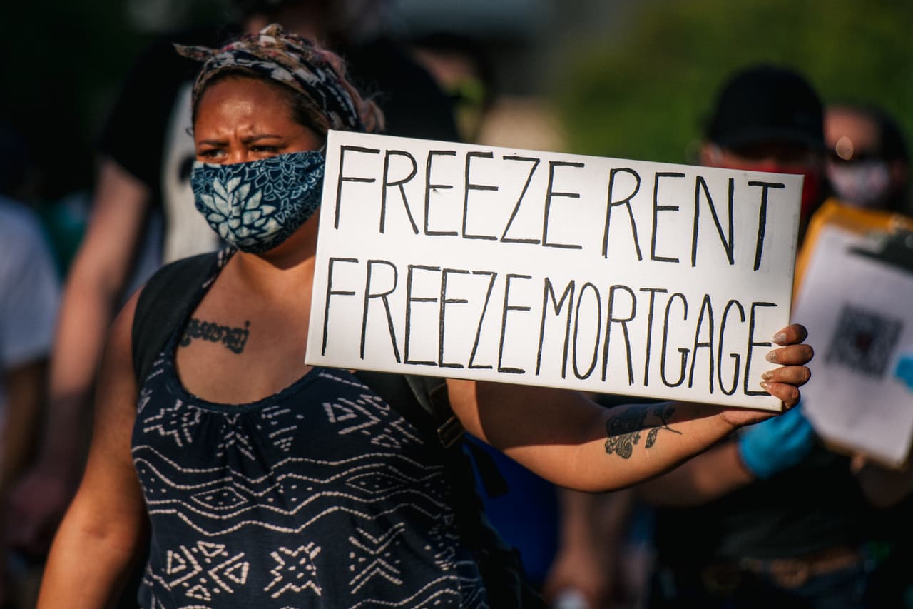 <b>Condado de Sonoma.</b> La moratorio contra desalojos estará vigente hasta 
<a href="https://sonomacounty.ca.gov/CAO/Press-Releases/Board-of-Supervisors-Approves-Eviction-Defense-Ordinance/" target="_blank">60 días después de que la declaratoria de emergencia de salud expire</a> y los inquilinos hasta 2 meses después de su término para cubrir la totalidad de sus adeudos por alquiler.