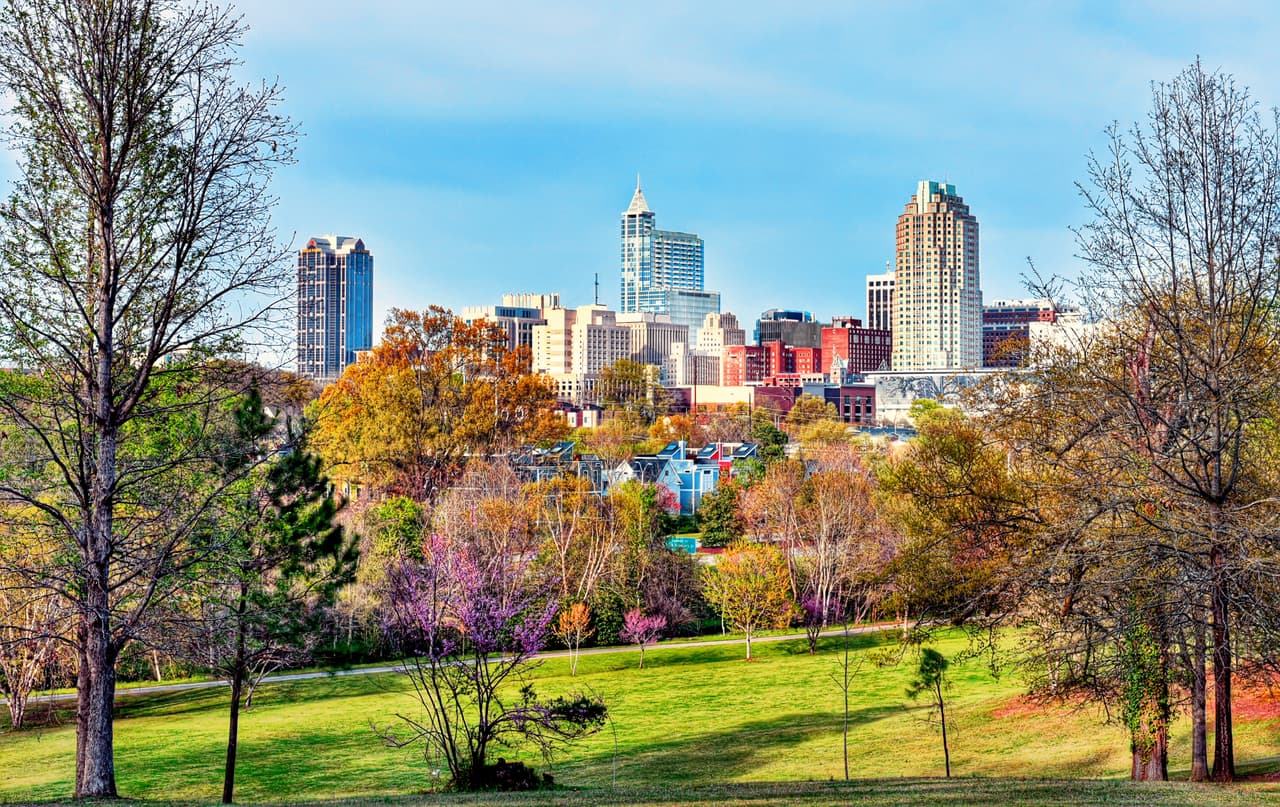 <h3 class="cms-H3-H3">1. Raleigh, Carolina del Norte | +22.5%</h3>
<br>
<br>La ciudad donde más han trepado los arriendos en todo Estados Unidos. Los dueños de casas y apartamentos pedían $2,119 en enero pasado.