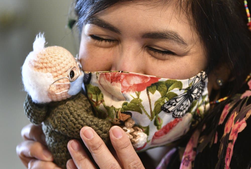 Un muñeco inspirado en la famosa foto del senador demócrata 
<a href="https://www.univision.com/temas/bernie-sanders">Bernie Sanders</a> sentado durante la juramentación del presidente 
<a href="https://www.univision.com/temas/joe-biden">Joe Biden</a>, que se hizo viral y fue objeto de innumerables memes, 
<b>fue subastado por más de 20,000 dólares en el sitio eBay</b>, un dinero que será destinado a un programa de ayuda de alimentos para personas mayores necesitadas.